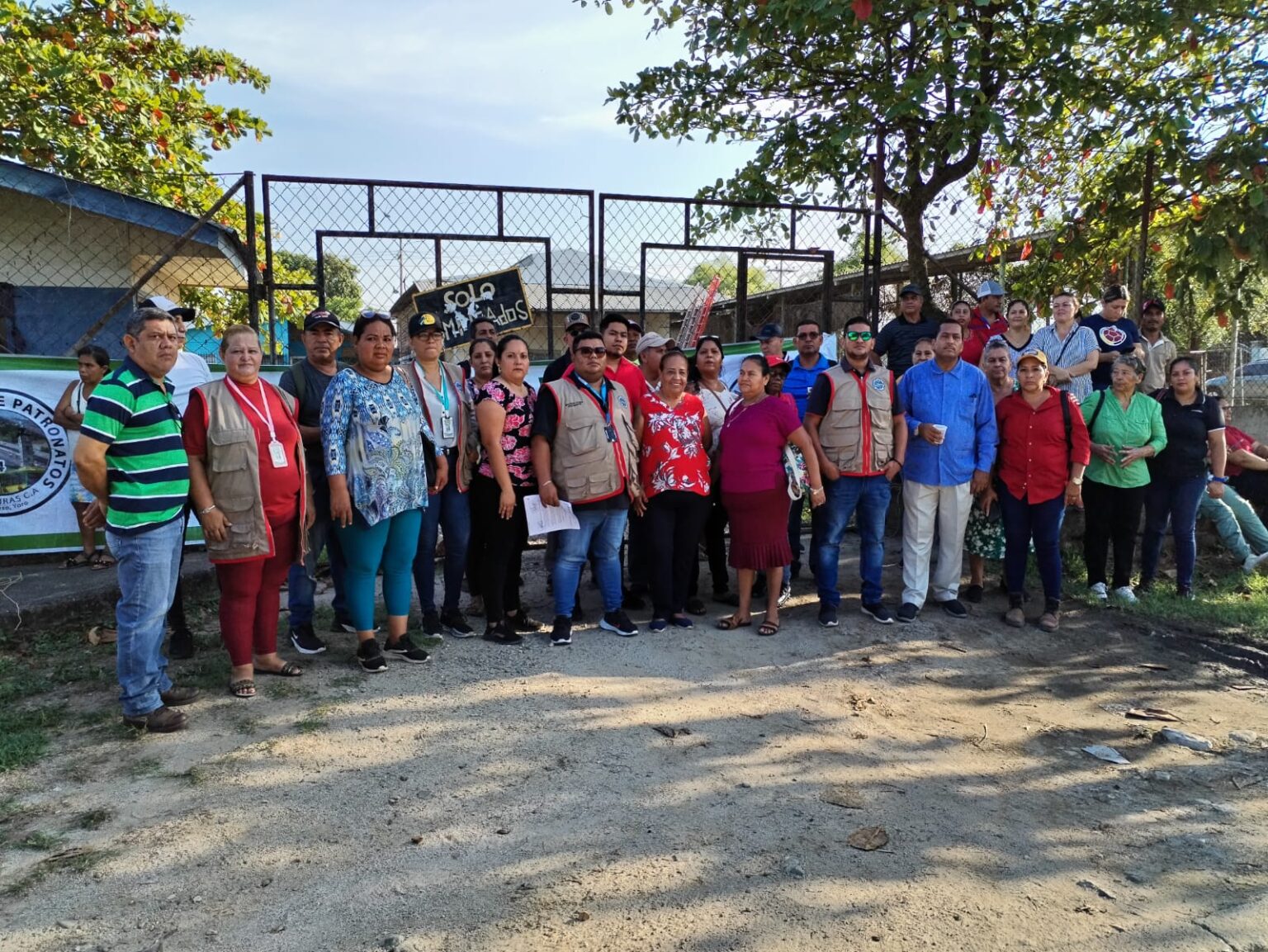 Federación de patronatos realiza plantón en los portones de la ENEE en El Progreso exigiendo calidad en el servicio eléctrico